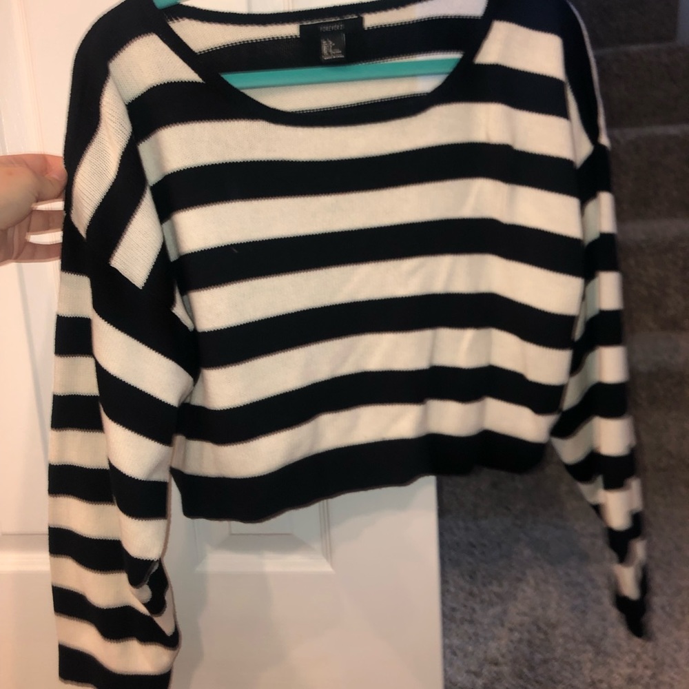 Cropped Black and White Stripped Sweater